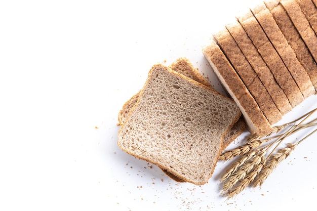 Free photo healthy wholemeal bread slices isolated on white background