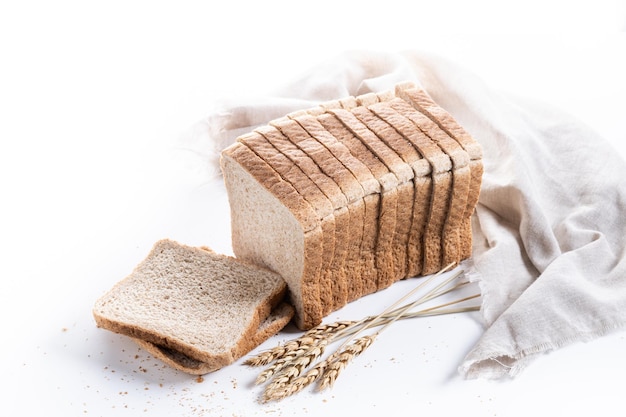 Free photo healthy wholemeal bread slices isolated on white background