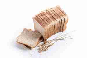 Free photo healthy wholemeal bread slices isolated on white background