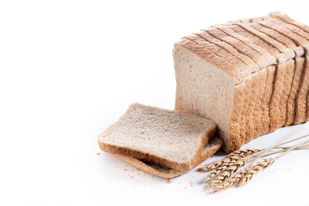 Free photo healthy wholemeal bread slices on rustic wooden table