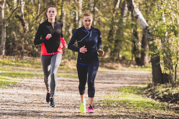 Free photo healthy women running in the park