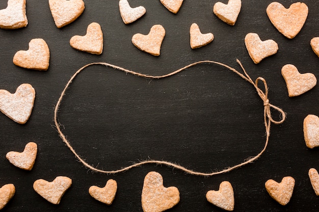 Free photo heart-shaped cookies for valentines day