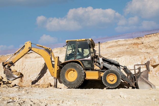 Free Photo heavy excavator for digging on day light