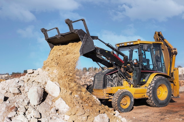 Free photo heavy excavator for digging on day light