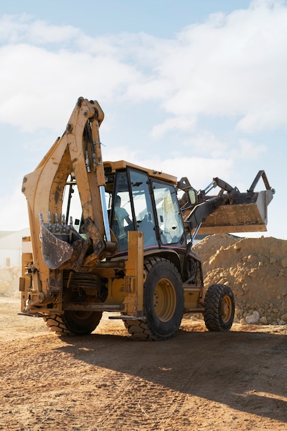 Free photo heavy excavator for digging on day light