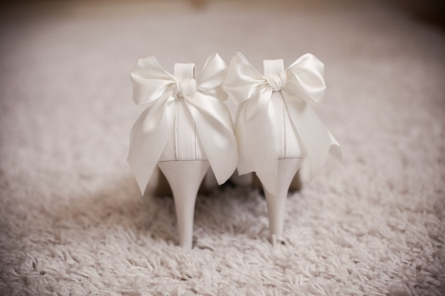 Free photo heeled shoes with bows