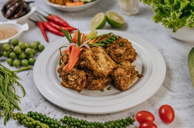 Free Photo herbs fried pork with chili, tomato, cucumber, carrot, and fresh pepper