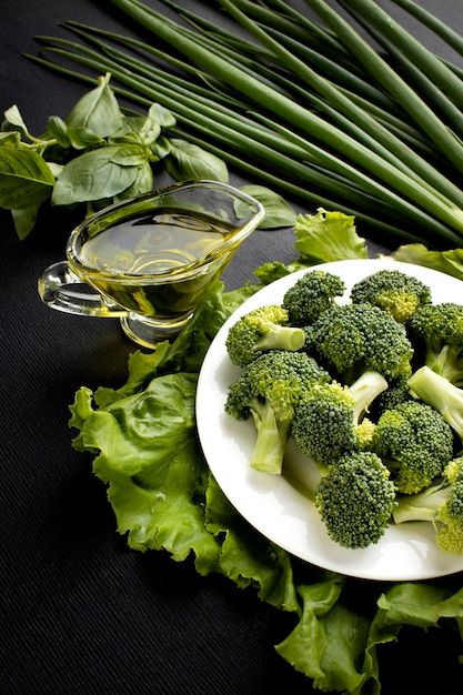 Free photo high angle arrangement of delicious fresh vegetables