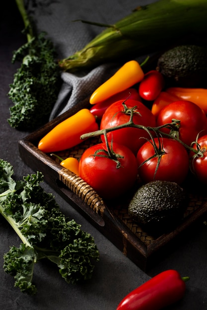 Free photo high angle avocados, tomatoes and peppers in tray