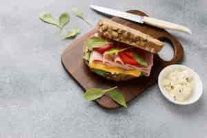 Free photo high angle of bacon and tomatoes sandwich with cutlery