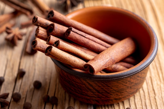 Free photo high angle of bowl with cinnamon sticks and defocused star anise