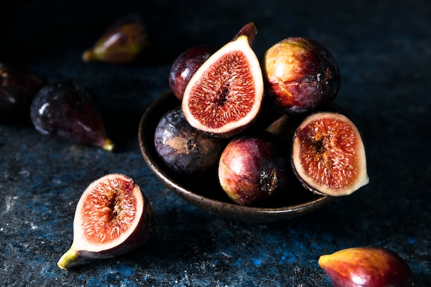 Free photo high angle of bunch of autumn figs on plate