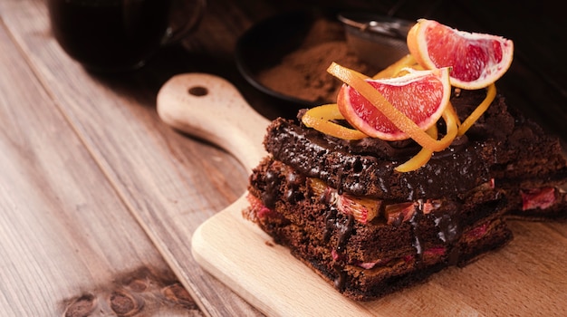 Free photo high angle of chocolate cake with fruit