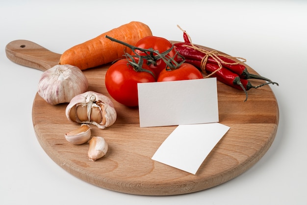 Free photo high angle of chopping board with garlic and tomatoes