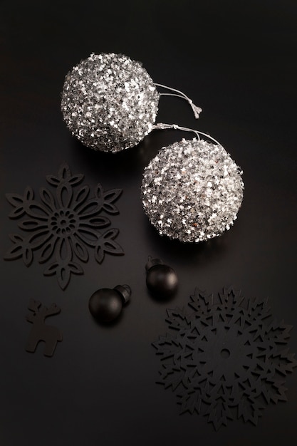 Free photo high angle of christmas globes with ornaments