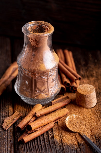 Free photo high angle of cinnamon powder and sticks