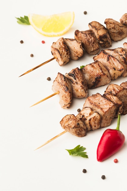 Free photo high angle of delicious kebab with chili pepper and lemon