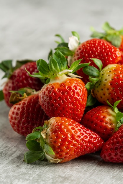 Free photo high angle delicious strawberries