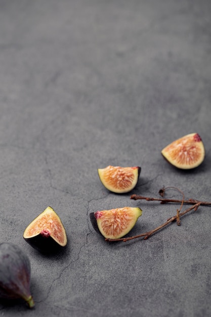 Free photo high angle of fig slices with copy space