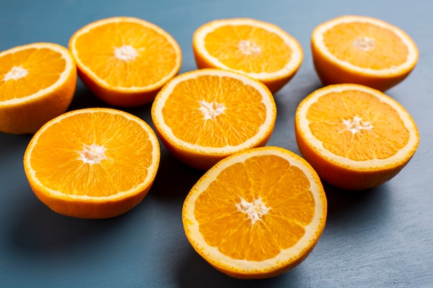 Free photo high angle fresh oranges on table