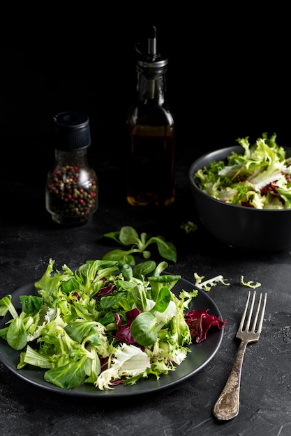 Free photo high angle fresh salad on dark table