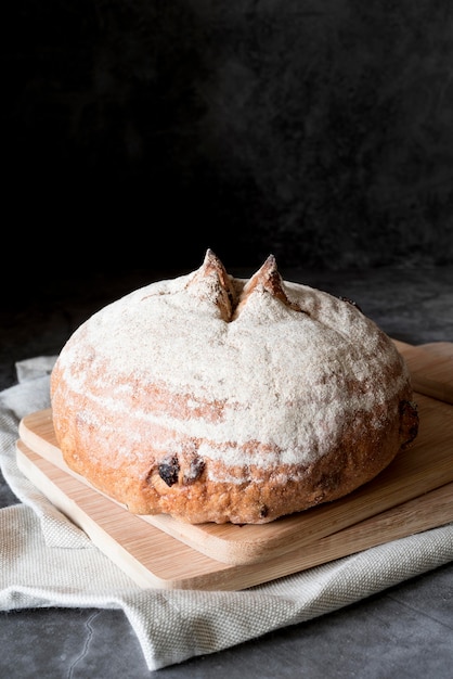 Free photo high angle fruit bread on cutting board