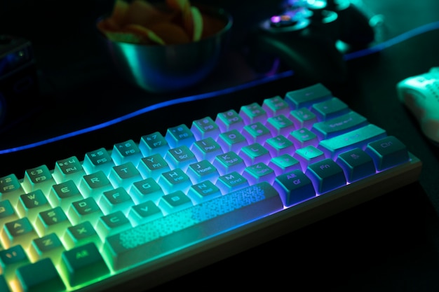 Free photo high angle keyboard with neon lights