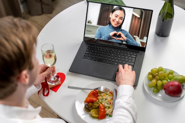 Free photo high angle man talking to girlfriend