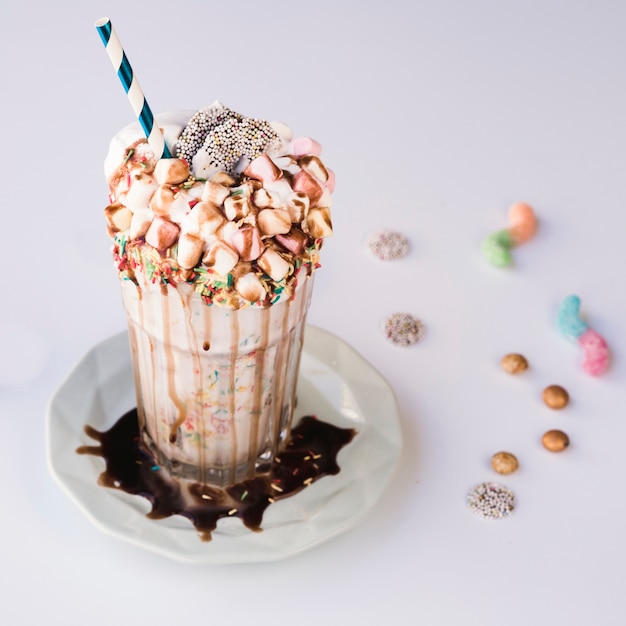 Free photo high angle of milkshake with marshmallows and chotolate topping