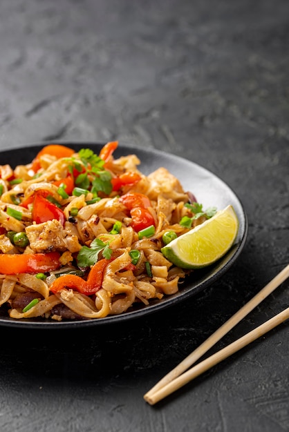 Free photo high angle noodles with vegetables and chicken