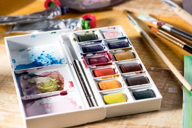 Free photo high angle of paint palette with brushes