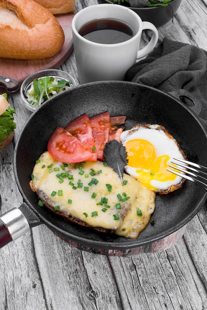 Free photo high angle pan with egg and vegetables