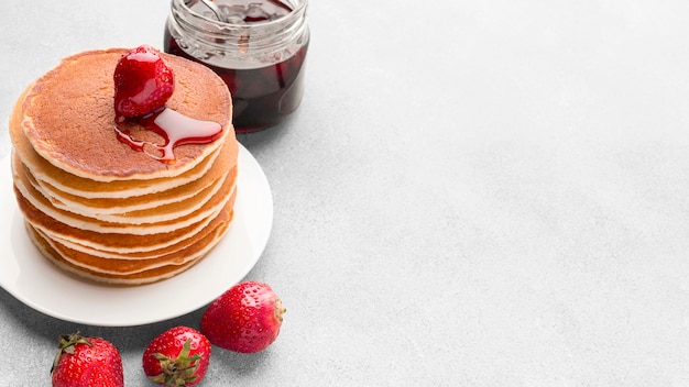 High angle pancakes arrangement with jam