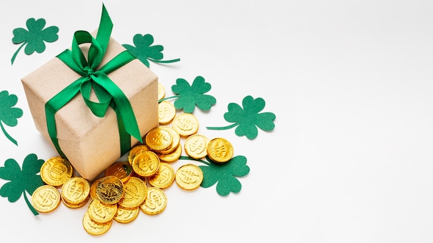 Free photo high angle present, coins and clovers