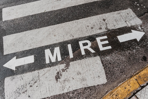 Free photo high angle of road sign with crosswalk