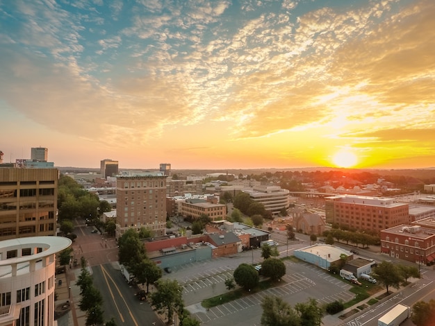 Free photo high angle shot of a beautiful cityscape in greenville, south carolina during sunset