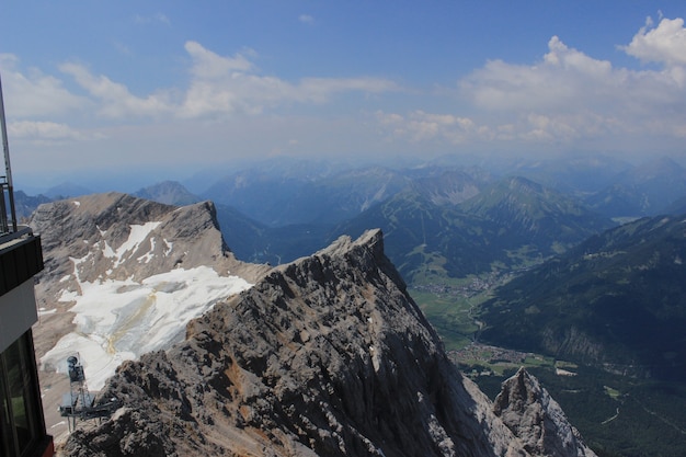 Free photo high angle shot of the beautiful zugspitze peak near the garmisch partenkirchen town in germany