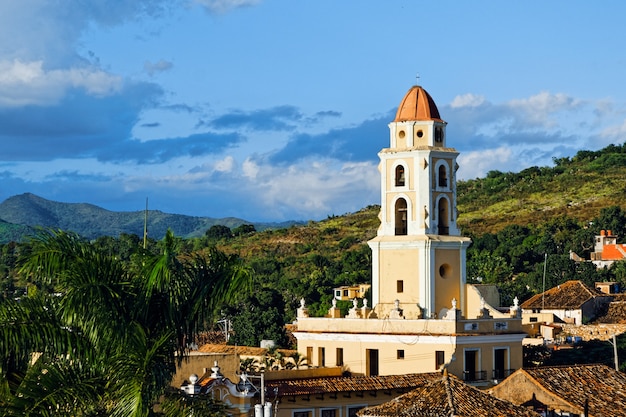 Free photo high angle shot of a cityscape with colorful historical buildings in cuba