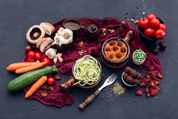 Free photo high angle shot of fresh vegetables laid on the table