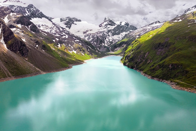 Free Photo high angle shot of a lake in the mountains captured on a cloudy day