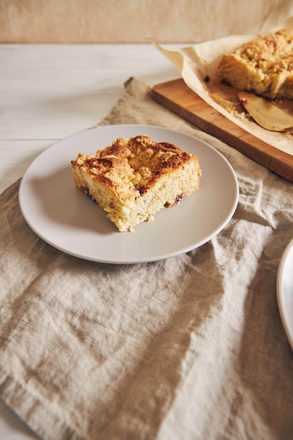 Free photo high angle shot of a piece of delicious jerry crumble sheet cake on a white wood table