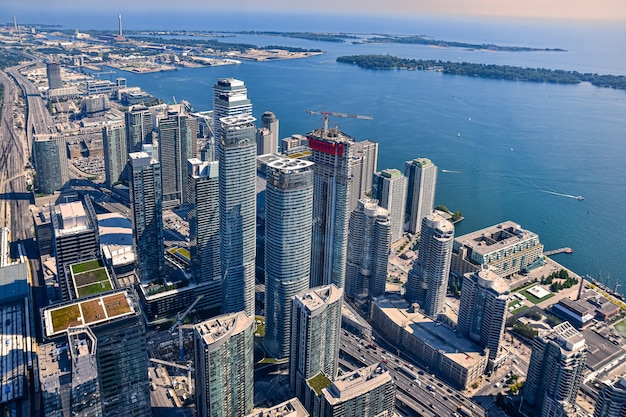 Free photo high angle shot of the skyscrapers and buildings captured in toronto, canada