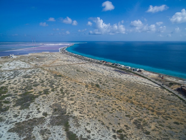 Free photo high angle shot of a  tropical beach in bonaire, caribbean