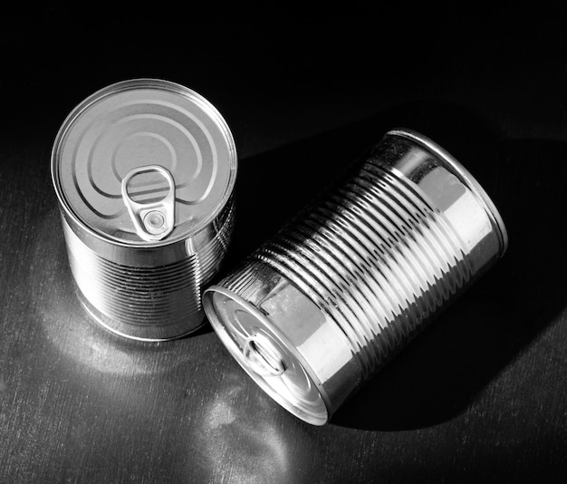 Free photo high angle silver tall round tin cans