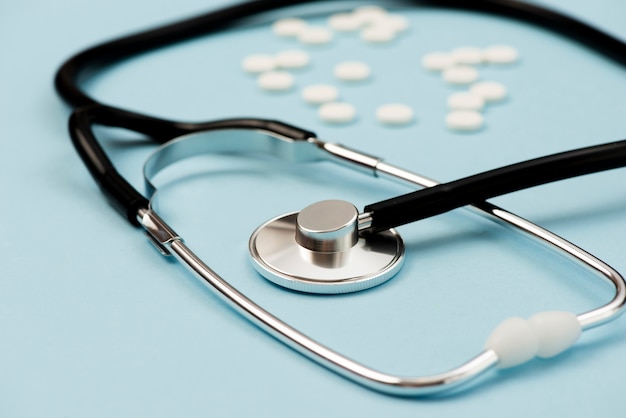 Free photo high angle stethoscope on blue background