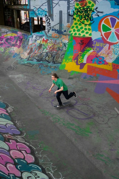 Free photo high angle teen on skateboard outdoors