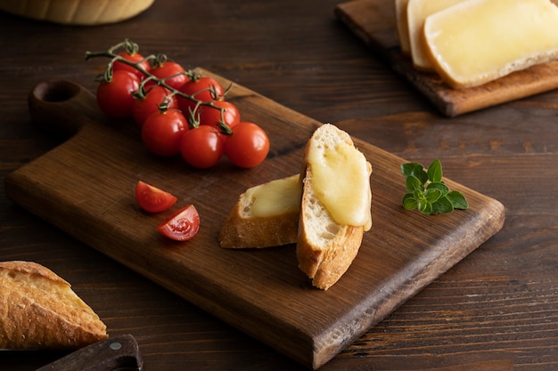 Free photo high angle tomatoes and bread with cheese