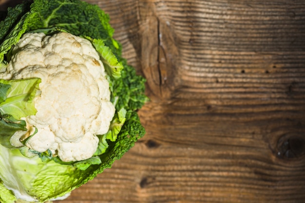 Free photo high angle view of cauliflower on wooden background