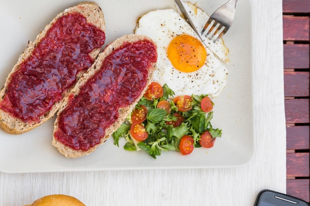 Free photo high angle view of fresh healthy breakfast on tray