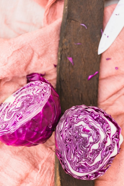 Free photo high angle view of halved purple cabbage